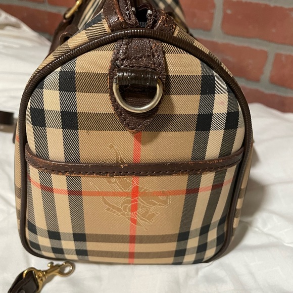 Vintage Burberry handbag. Still in great condition. Preloved - Picture 6 of 8